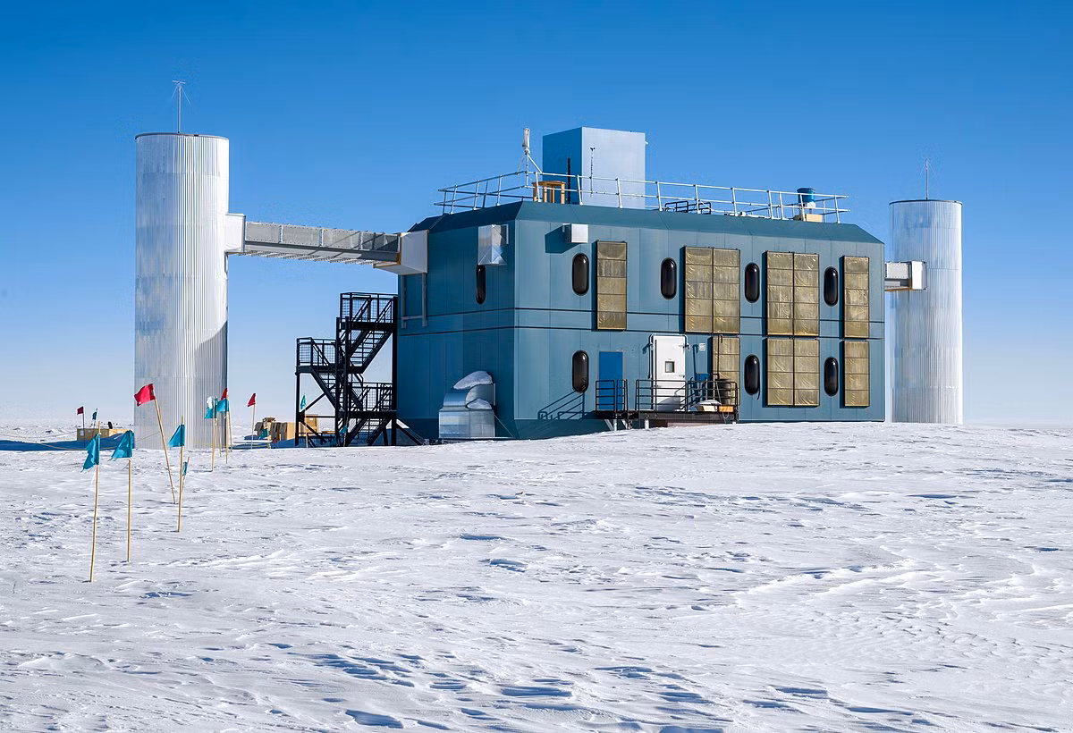 Hạt neutrino năng lượng cao từ các nguồn trong vũ trụ ở rìa dải Ngân hà có tên neutrino vật lý thiên văn. Chúng có 3 dạng gồm: electron neutrino, muon neutrino và tau neutrino. Tất cả những hạt ma này đều khó phát hiện.