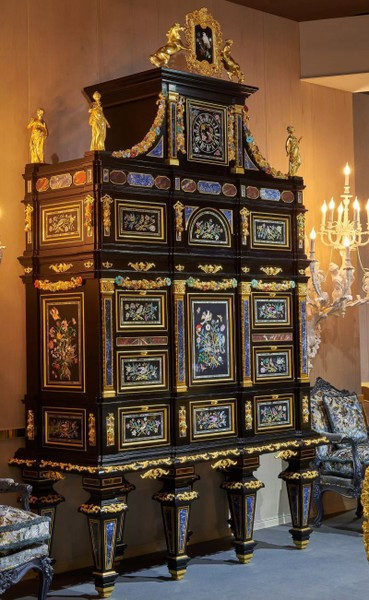 Tủ cầu lông, một món đồ nội thất đầu thế kỷ 18 được trang trí công phu lộng lẫy, cao 4 mét, được bán với giá 35,8 triệu USD vào ngày 9 tháng 12 tại London.