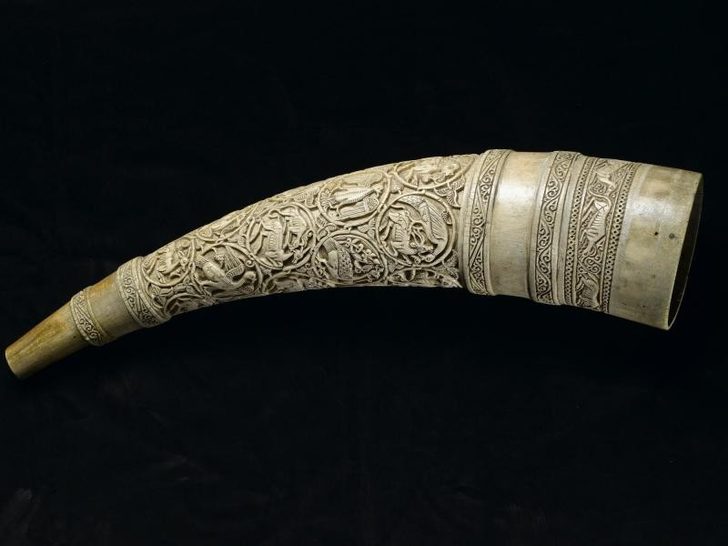 Kèn chiến trận Olyphant Battle Horn là một trong khoảng 80 mẫu vẫn còn tồn tại trên toàn thế giới và là một trong sáu nhạc cụ olifan được chạm khắc trang trí như vậy vẫn còn tồn tại,