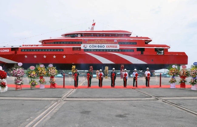 Theo thông tin từ Công ty Cổ phần Tàu cao tốc Phú Quốc Express, từ ngày 9/3, tàu cao tốc lớn nhất Việt Nam có tên Thăng Long có tổng sức chứa 1.017 người sẽ chính thức được đưa vào sử dụng trên tuyến đường biển Vũng Tàu - Côn Đảo. Ảnh: TTXVN.