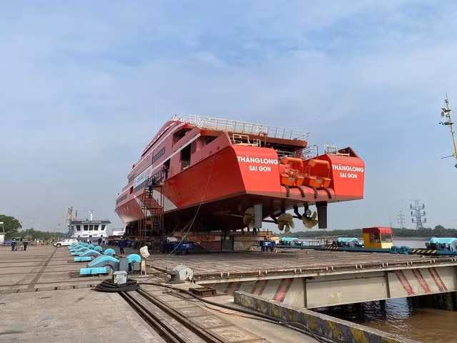 Các chuyên gia đánh giá tàu cao tốc Thăng Long với kích thước lớn cùng thiết kế đặc biệt làm tăng khả năng rẽ sóng và sự ổn định, giảm tối đa ảnh hưởng lắc dọc mà những con tàu nhỏ hơn thường gặp phải. Ảnh: VTV.