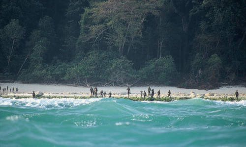 Năm 2008, hai ngư dân trong lúc chèo thuyền vô tình lạc vào địa phận của hòn đảo Sentinel đã bị bộ lạc Sentinelese giết hại.