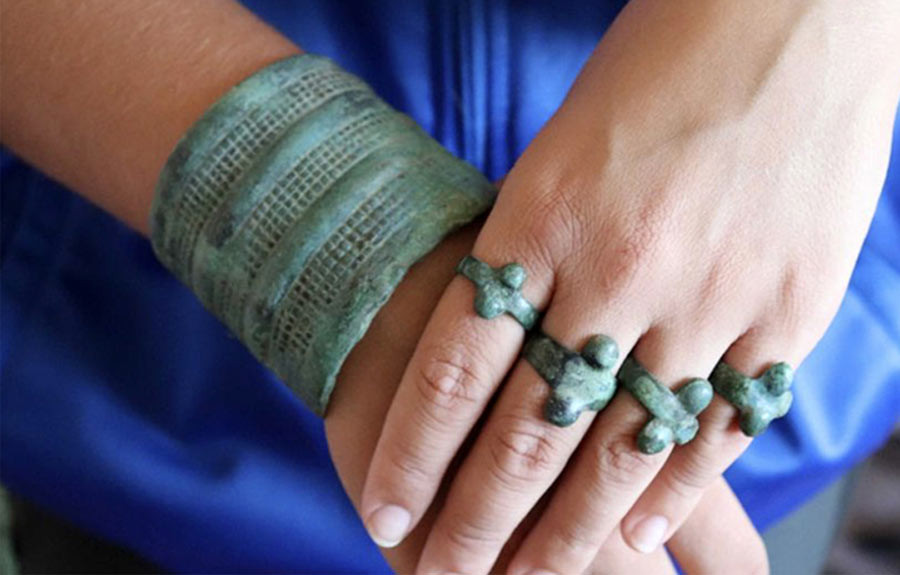 Từ đó, nhóm chuyên gia nhận định người phụ nữ chôn trong ngôi mộ đá với nhiều đồ tạo tác bằng đồng xuất thân trong gia đình khá giả.