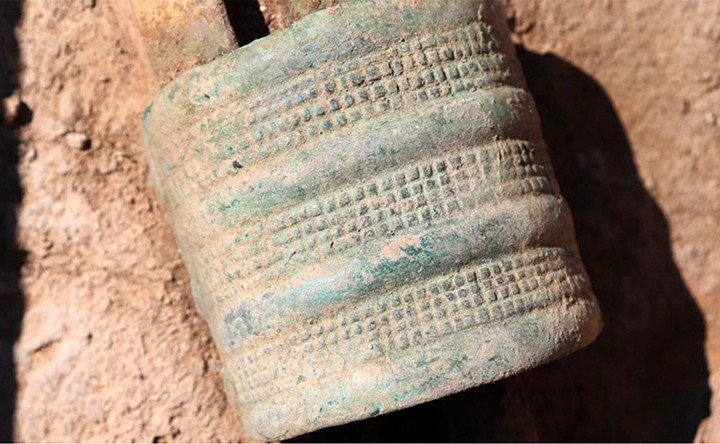 Tiếp đến, nhóm nghiên cứu tìm thấy một chiếc bình gốm đặt ngay cạnh đầu người phụ nữ.