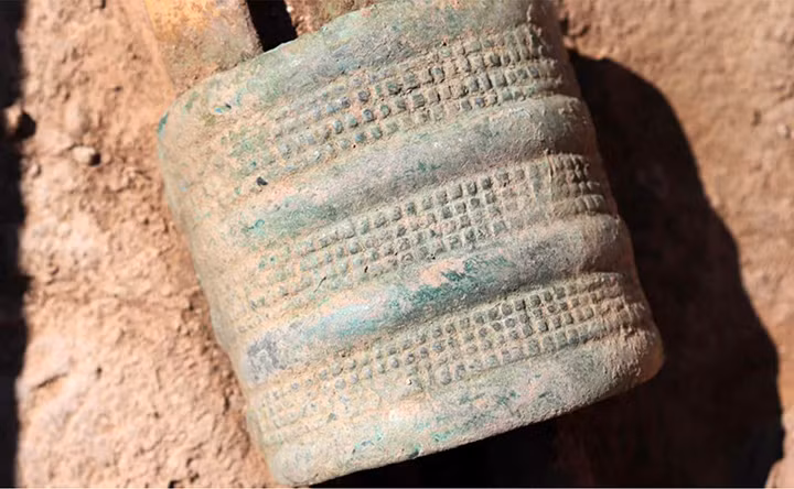 Tiếp đến, nhóm nghiên cứu tìm thấy một chiếc bình gốm đặt ngay cạnh đầu người phụ nữ.