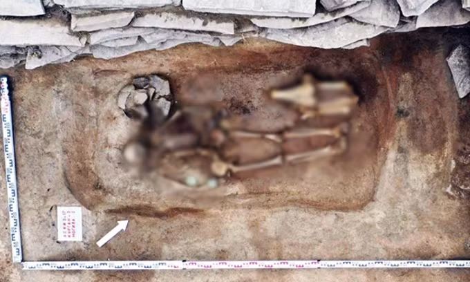 Khi khai quật ngôi mộ đá nằm cách mặt đất khoảng 75 cm ở Khakassia, phía nam Siberia, các nhà khảo cổ tìm thấy một bộ hài cốt phụ nữ.