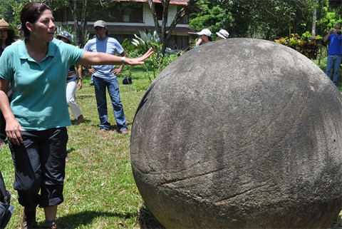 Trong suốt nhiều năm qua, giới chuyên gia nỗ lực giải mã ai là người tạo ra chúng và sử dụng vào mục đích gì. Một quan điểm cho rằng những quả cầu đá có ý nghĩa về mặt thiên văn nhưng chưa có bằng chứng thuyết phục.