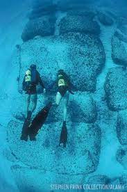 Con đường Bimini gồm khoảng 50 phiến đá có kích cỡ chủ yếu là 3 x 14m. Kết quả kiểm tra niên đại cho thấy công trình này xuất hiện vào khoảng năm 10.000 trước Công nguyên. Đến nay, giới nghiên cứu chưa biết nền văn minh nào đã tạo ra con đường Bimini "ngủ vùi" dưới đáy biển.