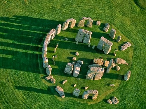 Bãi đá Stonehenge là công trình tượng đài cự thạch có niên đại khoảng 4.000 năm tuổi nổi tiếng nước Anh. Công trình cổ xưa này bao gồm các công sự bằng đất bao quanh một vòng đá với các khối đá nặng từ 25 - 30 tấn.