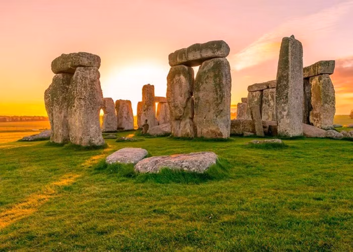 Liên quan đến bãi đá cổ Stonehenge, người dân địa phương lưu truyền giai thoại rằng công trình này do pháp sư Merlin dựng lên. Tuy nhiên, những bằng chứng khoa học lại cho thấy chúng do con người tạo nên. Về mục đích sử dụng, Stonehenge được cho có thể được người xưa dùng để xem thiên văn, là nơi thực hiện nghi lễ, hoạt động cộng đồng...