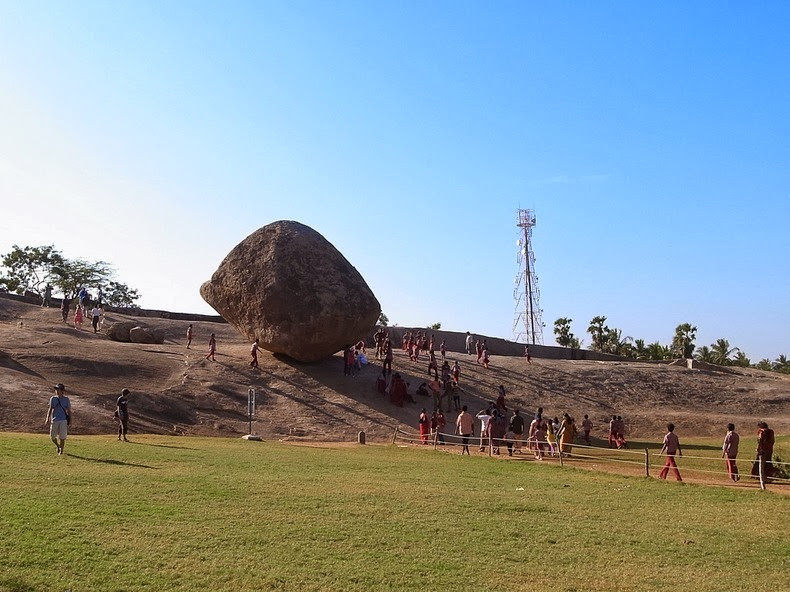 Theo đó, Krishna’s Butter Ball trở thành tảng đá cân bằng nổi tiếng thế giới, dường như thách thức mọi quy luật vật lý. Nó tưởng chừng như sắp lăn xuống phía dưới nhưng vẫn đứng nguyên một chỗ suốt hàng ngàn năm khiến mọi người tò mò.