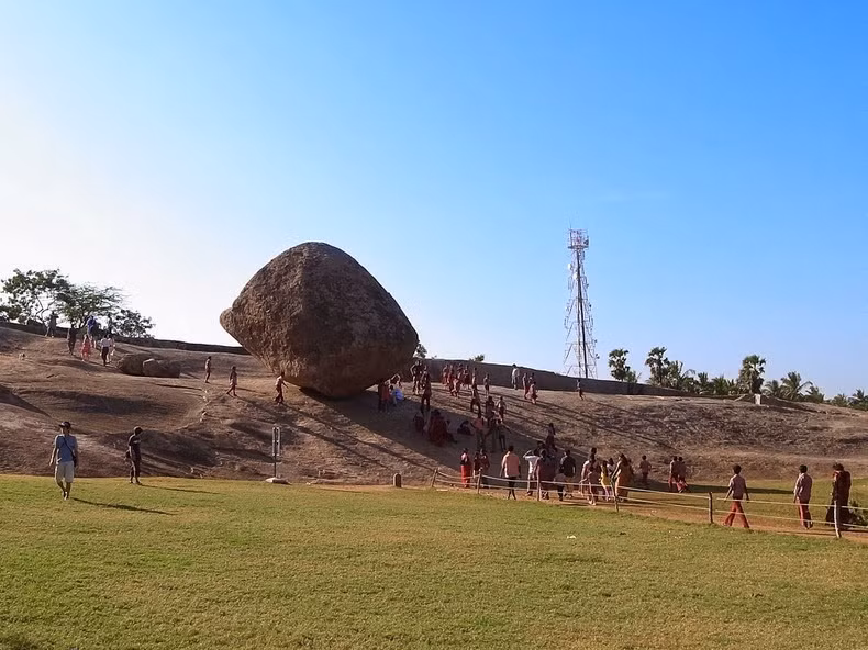Theo đó, Krishna’s Butter Ball trở thành tảng đá cân bằng nổi tiếng thế giới, dường như thách thức mọi quy luật vật lý. Nó tưởng chừng như sắp lăn xuống phía dưới nhưng vẫn đứng nguyên một chỗ suốt hàng ngàn năm khiến mọi người tò mò.