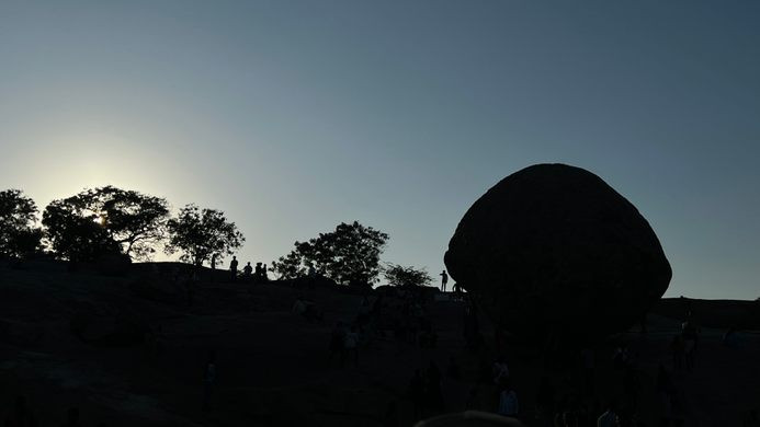 Ngoài ra, du khách có thể được người dân địa phương kể cho nghe giai thoại về Krishna’s Butter Ball. Theo thần thoại, thần Krishna thuở nhỏ rất thích những miếng bơ.