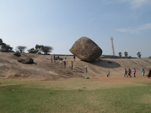 Trong suốt nhiều thế kỷ, không ít người đã thử mọi cách để làm tảng đá Krishna’s Butter Ball nhúc nhích. Trong số này, vào thế kỷ 7 trước Công nguyên, vị vua thuộc triều Pallava đã cho người dịch chuyển tảng đá khổng lồ này. Tuy nhiên, dù nhiều người hợp sức nhưng vẫn không thể khiến tảng đá xê dịch dù chỉ một chút.