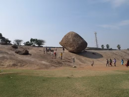 Trong suốt nhiều thế kỷ, không ít người đã thử mọi cách để làm tảng đá Krishna’s Butter Ball nhúc nhích. Trong số này, vào thế kỷ 7 trước Công nguyên, vị vua thuộc triều Pallava đã cho người dịch chuyển tảng đá khổng lồ này. Tuy nhiên, dù nhiều người hợp sức nhưng vẫn không thể khiến tảng đá xê dịch dù chỉ một chút.