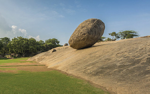 Krishna’s Butter Ball (viên bơ của thần Krishna) là tảng đá hơn 200 tấn nằm ở Mahabalipuram, Ấn Độ được nhiều người biết đến với khả năng thăng bằng bất ngờ. Dù nằm chông chênh trên sườn dốc 45 độ suốt hàng ngàn năm nhưng tảng đá này chưa bao giờ bị đổ.