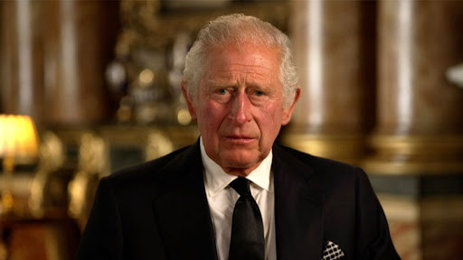 Một trong những quy tắc bắt buộc dành cho Vua Charles III và gia đình Hoàng gia Anh là có việc những người thừa kế ngai vàng không được di chuyển trên cùng một phương tiện. Quy tắc này được đặt ra để tránh trường hợp ngai vàng không có người kế thừa nếu không may xảy ra tai nạn giao thông như chìm tàu, rơi máy bay, tàu hỏa trật đường ray...