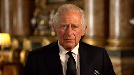 Một trong những quy tắc bắt buộc dành cho Vua Charles III và gia đình Hoàng gia Anh là có việc những người thừa kế ngai vàng không được di chuyển trên cùng một phương tiện. Quy tắc này được đặt ra để tránh trường hợp ngai vàng không có người kế thừa nếu không may xảy ra tai nạn giao thông như chìm tàu, rơi máy bay, tàu hỏa trật đường ray...