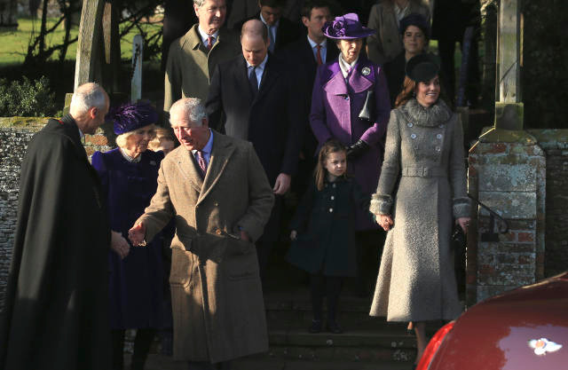 Các thành viên Hoàng gia Anh rất thân thiện với mọi người, sẵn sàng chào hỏi, bắt tay, tiếp chuyện với bất kỳ ai trong các sự kiện chính thức. Tuy nhiên, họ không bao giờ ký tên để tránh trường hợp không may ký vào văn kiện quan trọng nào đó, ảnh hưởng đến an ninh quốc gia.