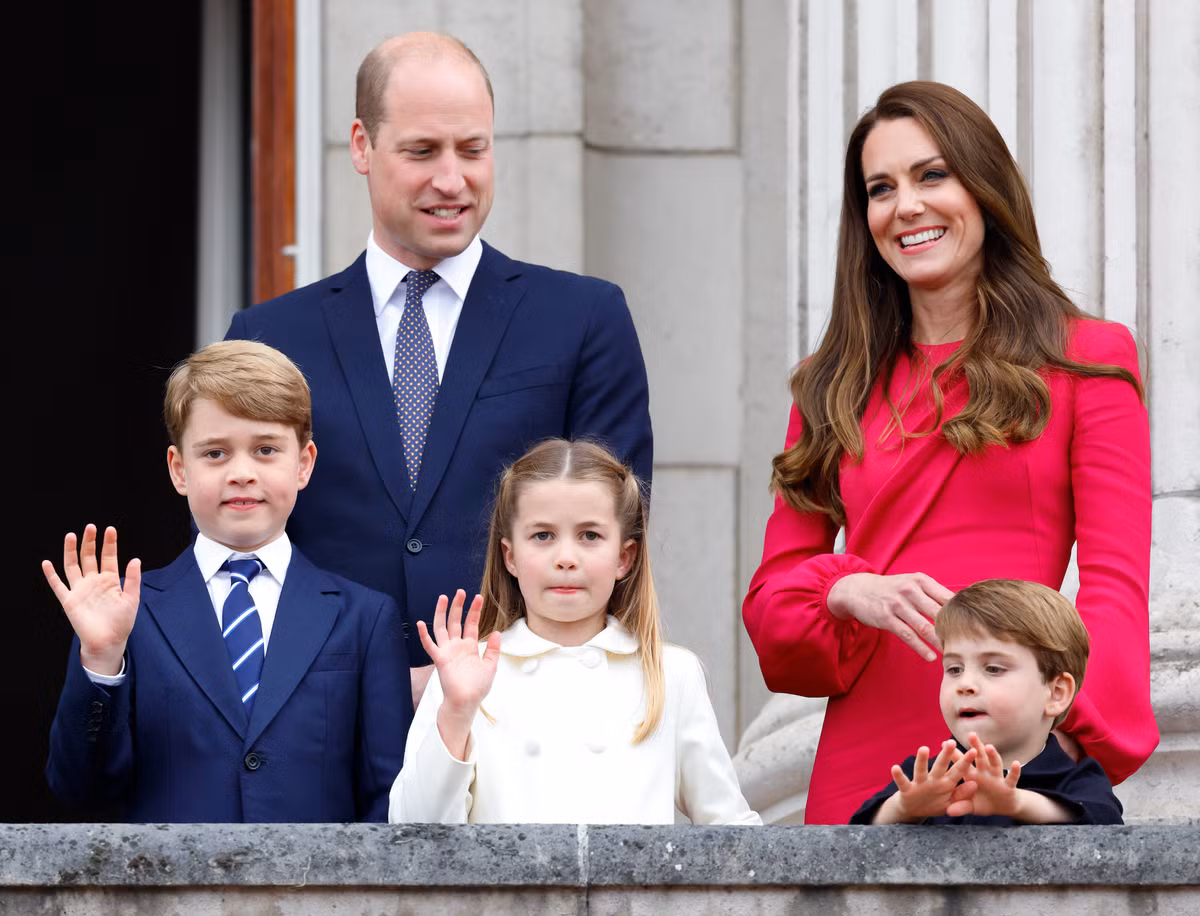 Trẻ em nam trong Hoàng gia Anh phải mặc quần short thay vì quần dài cho đến một độ tuổi nhất định. Điều này xuất phát từ nghi thức hoàng gia quy định rằng quần dài thường dành cho những chàng trai lớn tuổi hơn và nam giới trưởng thành.