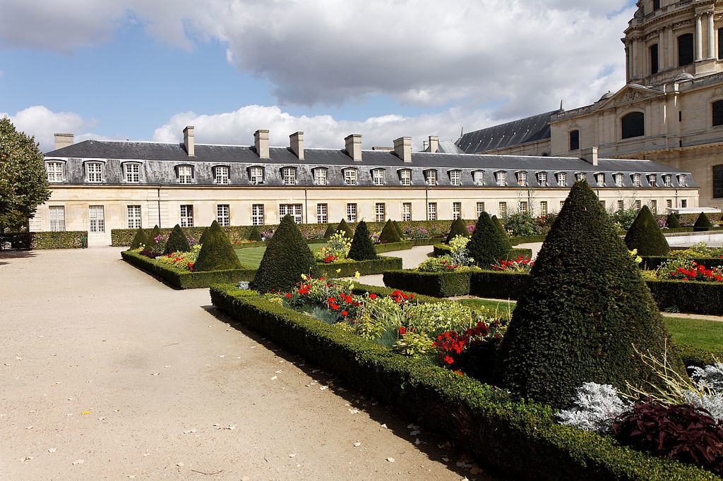 Thi hài của hoàng đế Napoleon được đưa qua Khải Hoàn Môn rồi đại lộ Champs-Elysées, quảng trường Concorde trước khi tới Điện Invalides.