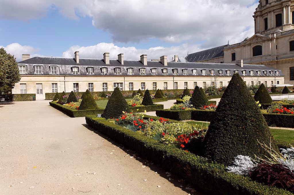 Thi hài của hoàng đế Napoleon được đưa qua Khải Hoàn Môn rồi đại lộ Champs-Elysées, quảng trường Concorde trước khi tới Điện Invalides.