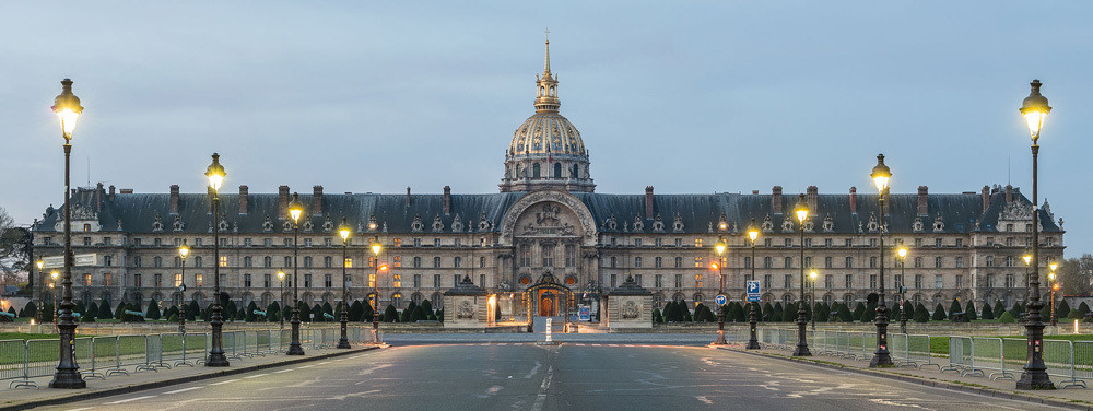 Theo các ghi chép, vua Louis XIV cho xây dựng Điện Invalides vào cuối thế kỷ 17. Dưới thời hoàng đế Napoleon, tuyệt tác kiến trúc này trở thành khu lăng mộ của quân đội hoàng gia.
