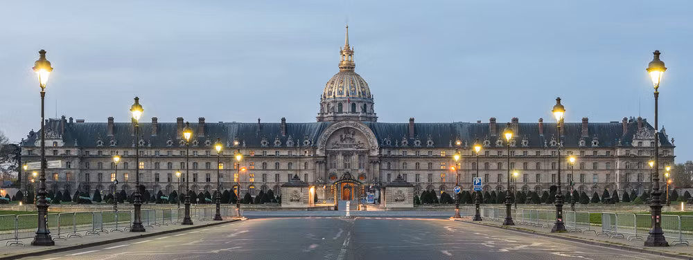 Theo các ghi chép, vua Louis XIV cho xây dựng Điện Invalides vào cuối thế kỷ 17. Dưới thời hoàng đế Napoleon, tuyệt tác kiến trúc này trở thành khu lăng mộ của quân đội hoàng gia.