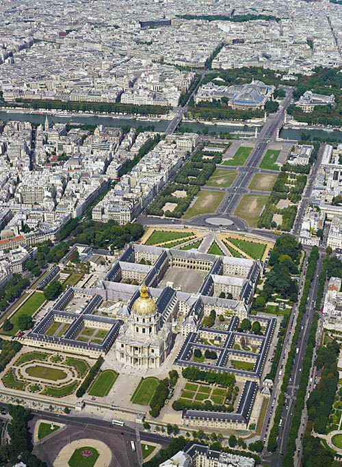 Điện Invalides ở thủ đô Paris, Pháp là một trong những địa điểm du lịch nổi tiếng thế giới. Mỗi năm, hàng triệu du khách ghé thăm nơi này để chiêm ngưỡng một trong những tuyệt tác kiến trúc nổi tiếng bậc nhất của thành phố Paris hoa lệ. Đặc biệt, đây là nơi đặt lăng mộ của hoàng đế Napoleon Bonaparte.