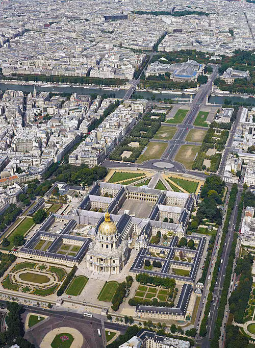 Điện Invalides ở thủ đô Paris, Pháp là một trong những địa điểm du lịch nổi tiếng thế giới. Mỗi năm, hàng triệu du khách ghé thăm nơi này để chiêm ngưỡng một trong những tuyệt tác kiến trúc nổi tiếng bậc nhất của thành phố Paris hoa lệ. Đặc biệt, đây là nơi đặt lăng mộ của hoàng đế Napoleon Bonaparte.
