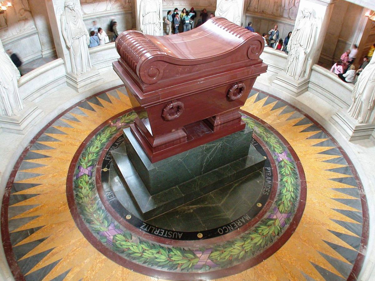 Bên cạnh lăng mộ của hoàng đế Napoleon là mộ hai anh em của ông hoàng này và hai vị tướng Gérard Christophe Michel Duroc và Henri Gatien Bertrand.