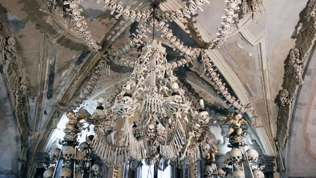 Thế nhưng, khi tiến vào bên trong nhà thờ Sedlec Ossuary, nhiều người không khỏi giật mình khi thấy các bức tường, trần nhà, đèn chùm... được trang trí từ hơn 40.000 bộ xương người.