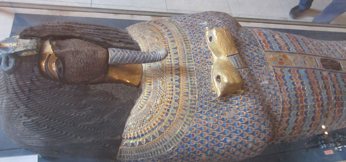 Theo các sử liệu, Akhenaten là pharaoh đầu tiên ở Ai Cập tôn sùng thuyết độc thần. Ông đã loại bỏ chức tư tế phục vụ cho các vị thần của Ai Cập để thiết lập một tín ngưỡng độc thần chỉ thờ thần Aten thay vì tôn giáo đa thần như các triều đại khác.