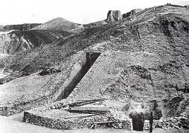 Năm 1907, các nhà khảo cổ phát hiện lăng mộ KV55 tại Thung lũng các vị vua. Lăng mộ này nằm cách mộ cổ của pharaoh Tutankhamun không xa. Hơn 100 năm sau, giới nghiên cứu xác định danh tính chủ nhân mộ cổ hoàng gia KV55 là pharaoh Ai Cập Akhenaten.