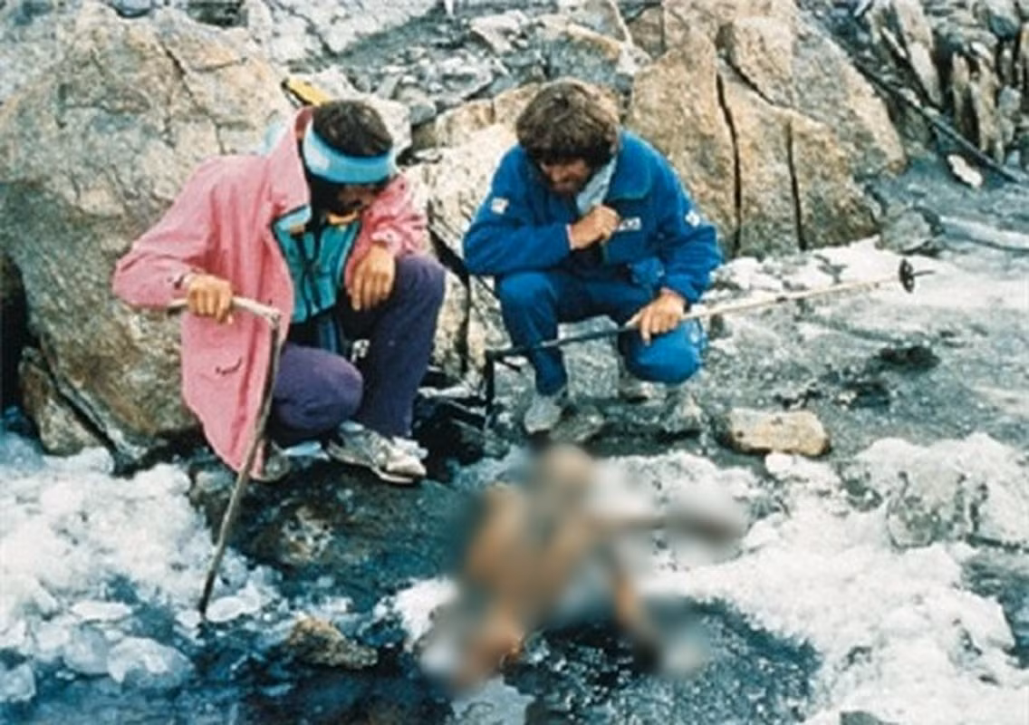 Năm 1991, xác ướp người băng Otzi được phát hiện trên dãy Alps. Ban đầu, do xác ướp ở trong tình trạng nguyên vẹn nên người ta nghi ngờ đây là nạn nhân trong một vụ án mạng gần đây.