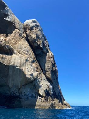 Việc khám phá đảo Skull Rock là một thách thức lớn bởi địa hình hiểm trở. Bên cạnh hình dáng độc đáo, đảo còn có nhiều vách đá cao dựng thẳng đứng và xung quanh không có chỗ để thuyền ra vào hoặc neo đậu.