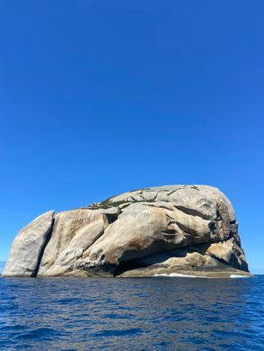 Do hòn đảo Skull Rock được hình thành từ đá granite - một loại đá cứng nhưng dễ bị bào mòn bởi các yếu tố tự nhiên nên trải qua nhiều thế kỷ, các tác động tự nhiên đã bào mòn phần đá mềm xung quanh, tạo nên hình dạng của đảo trông giống như hộp sọ người.