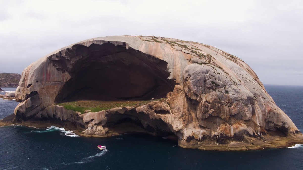 Cụ thể, thoạt nhìn từ xa, đảo Skull Rock trông giống như những hòn đảo gồ ghề khác. Thế nhưng, khi càng đến gần khu vực phía Tây của hòn đảo, mọi người vô cùng bất ngờ khi nhận thấy nơi đây trông giống hộp sọ người.