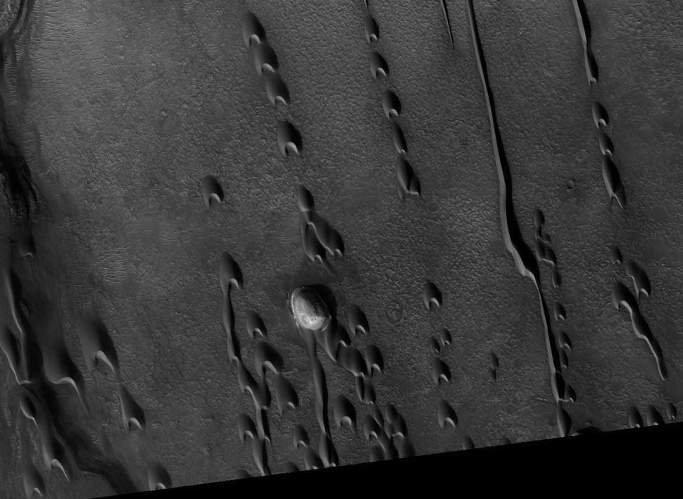 "Cồn cát ma" Noctis Labyrinthus từng tồn tại những cồn cát cao hàng chục mét. Tuy nhiên, về sau, chúng bị ngập trong dung nham hoặc nước khiến phần lớn được bảo tồn và tạo thành những dạng địa chất kỳ lạ trên sao Hỏa như ngày nay.