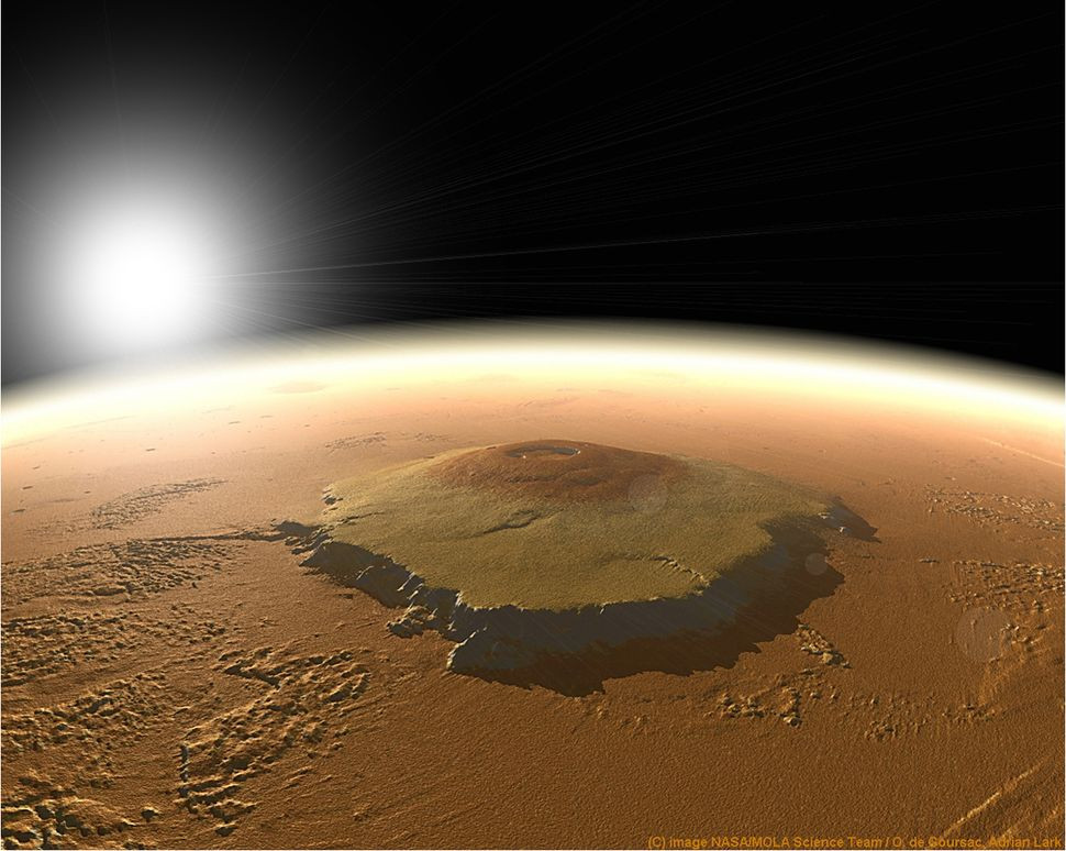 Olympus Mons được đánh giá là một điểm đến thú vị khi du lịch trên sao Hỏa. Đây là ngọn núi lửa khắc nghiệt bậc nhất trong Hệ Mặt trời, nằm trong dãy núi lửa Tharsis, có kích thước tương đương với bang Arizona của Mỹ theo NASA. Olympus Mons cao tới 25.000m, gấp 3 lần chiều cao của đỉnh Everest trên Trái đất. Do Olympus Mons được hình thành sau khi dung nham từ từ trườn xuống các sườn núi, nên độ dốc của nó khá thấp nên mọi người hoàn toàn có thể chinh phục ngọn núi này.