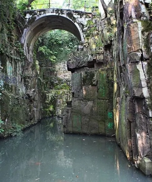 Thế nhưng, bên trên 3 phiến đá đó là tháp Hổ Khẩu - biểu tượng của Tô Châu. Vì vậy, các chuyên gia và giới chức trách đã bàn bạc, thảo luận xem có nên tiếp tục cuộc khai quật.