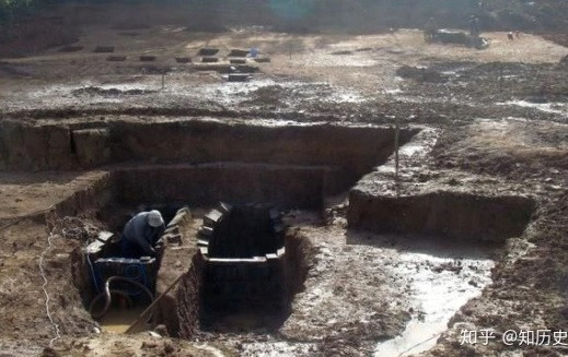 Vua Hạp Lư (514 trước Công nguyên - 496 trước Công nguyên) trị vì đất nước trong 18 năm. Hai thành tựu lớn nhất trong đời ông hoàng này là: phái thích khách Chuyên Chư ám sát Ngô Liêu rồi đăng cơ lên ngai báu; bổ nhiệm Ngũ Tử Tư làm tể tướng, Tôn Vũ làm tướng quân giúp đánh bại nước Sở.