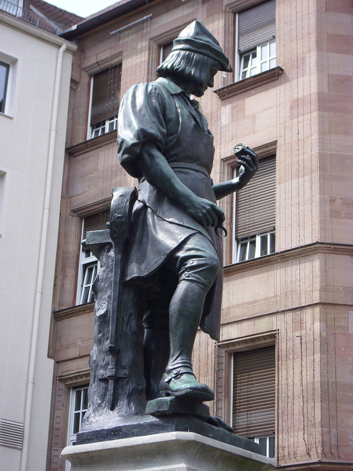 Trong suốt cuộc đời, Henlein đã tạo ra nhiều chiếc đồng hồ và thiết bị, bao gồm đồng hồ nhỏ hình trống mang tên trứng Nuremberg, xây dựng một tháp đồng hồ ở lâu đài Lichtenau năm 1541... Hiện trên thế giới chỉ có hai chiếc Đồng hồ táo hổ phách còn tồn tại. Trong đó, một chiếc là Đồng hồ 1505 nằm trong bộ sưu tập tư nhân và chiếc còn lại: Đồng hồ táo hổ phách Melanchthon thuộc sở hữu của Bảo tàng nghệ thuật Walters tại Baltimore từ năm 1530.