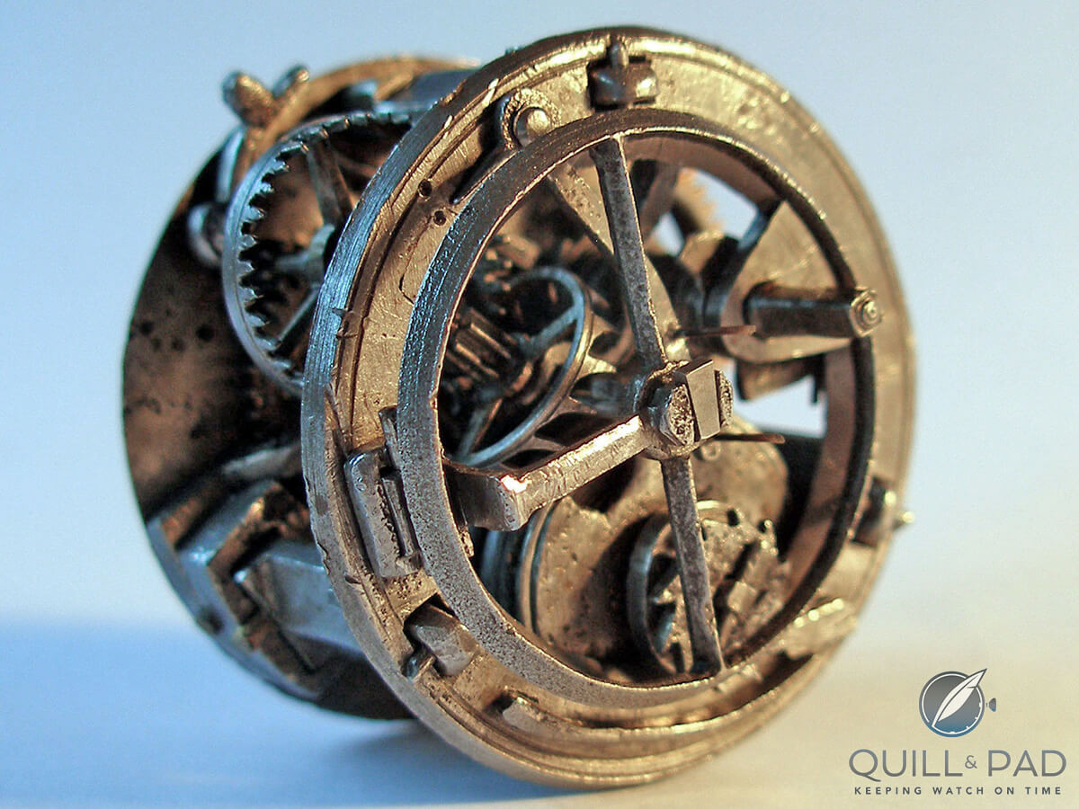 Những chiếc đồng hồ cỡ nhỏ như Đồng hồ táo hổ phách 1505 thường được đeo như mặt dây chuyền hoặc gắn trên quần áo. Nó không chỉ dùng để xem giờ mà còn có tính thẩm mĩ cao nên còn sử dụng để trang trí.