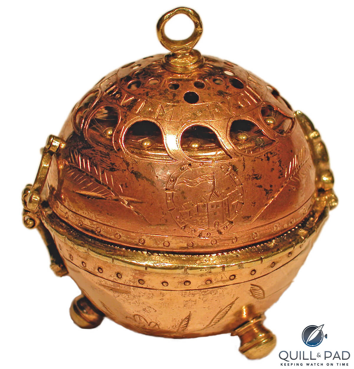 Quả cầu bằng đồng nhỏ này có thể mở ra, để lộ hình bán cầu nhỏ hơn ở bên trong. Ở mặt trên của hình bán cầu là đĩa số khắc chữ số La Mã và Arab. Đây là đặc điểm của thiết kế đồng hồ phổ biến ở Đức thế kỷ 16.