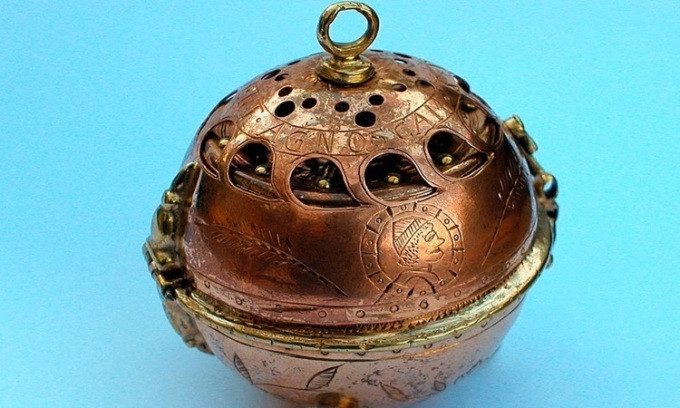 Năm 1987, trong chuyến dã ngoại tới London, một thợ làm đồng hồ tập sự tình cờ nhìn thấy chiếc đồng hồ cổ nhất thế giới còn hoạt động ở một cửa hàng đồ cổ. Chiếc đồng hồ 1505 nằm lẫn với đồ vật linh tinh bằng kim loại cũ kỹ trong chiếc hộp.