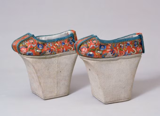 "Giày chậu hoa" khó sử dụng, dễ ngã nhưng vô cùng thịnh hành trong hậu cung nhà Thanh và giới quý tộc.