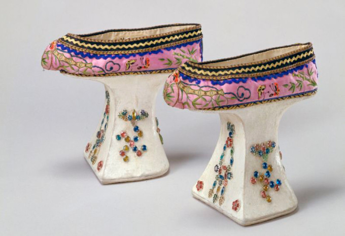 Nguyên do là bởi khi di chuyển bằng loại giày này, dáng người của phi tần sẽ trở nên cao, thẳng, uyển chuyển hơn cũng nưh thể hiện địa vị cao sang của người sử dụng.