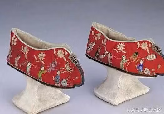 Nếu không sở hữu đôi chân nhỏ xíu và di chuyển được bằng "giày chậu hoa" thì phi tần sẽ bị coi là không thanh lịch, có xuất thân hèn kém nên khó lấy được tấm chồng tốt.