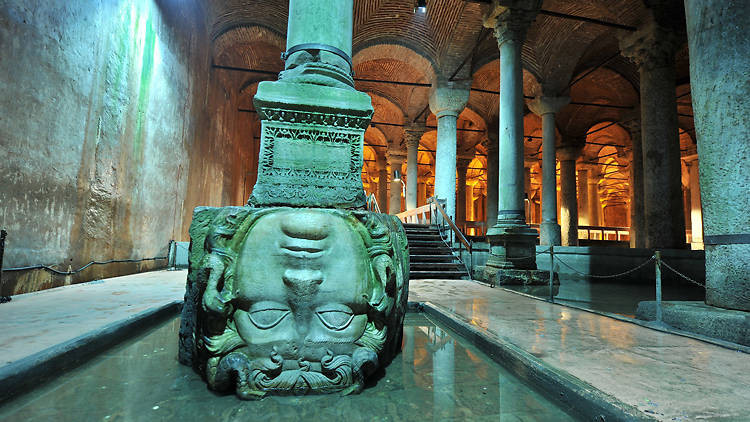 Khi ghé thăm hầm chứa nước Basilica Cistern, nhiều người ấn tượng trước 336 cột đá cẩm thạch lớn được xây dựng để chống đỡ cho căn hầm. Từ sau thế kỷ 10, nơi đây không còn được sử dụng.